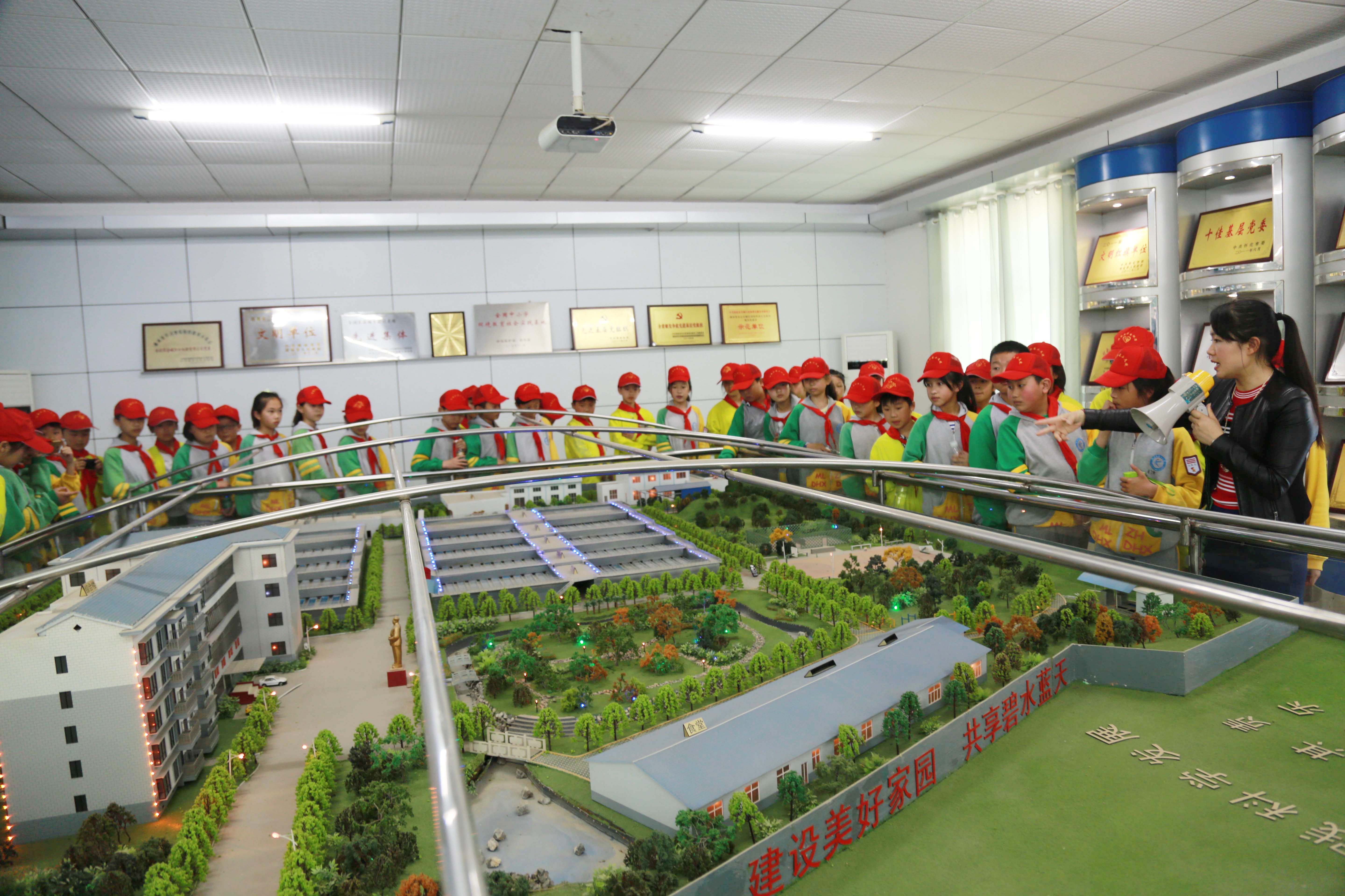 城管进校园 宏宇小学参观市污水处理有限华体会电竞（科技）公司.jpg